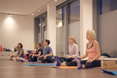 Cours collectif de yoga et méditation en groupe