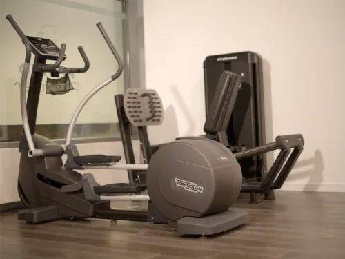 Équipement de rééducation : elliptique et presse à jambes