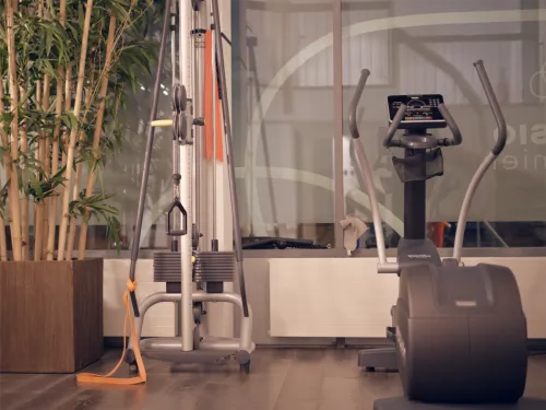 Salle de rééducation active avec elliptique et presse à jambes