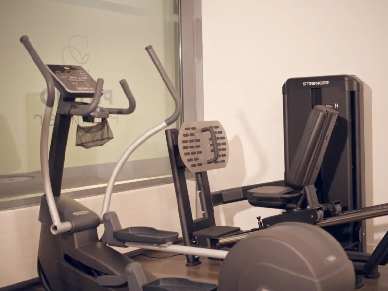Espace de rééducation active avec machines Technogym au cabinet Physio Pommier