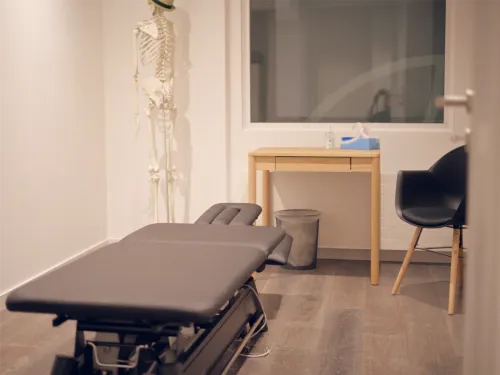 Cabine de traitement individuelle avec table et squelette anatomique