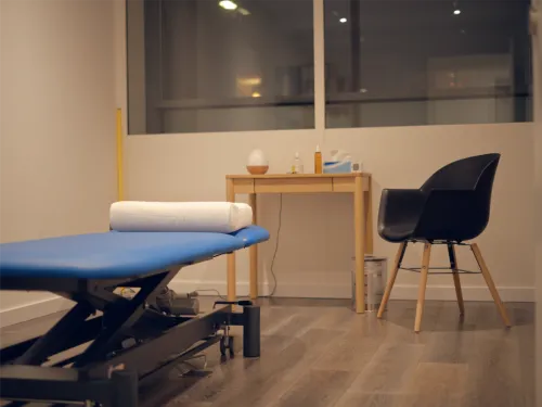 Cabine de traitement avec table de physiothérapie