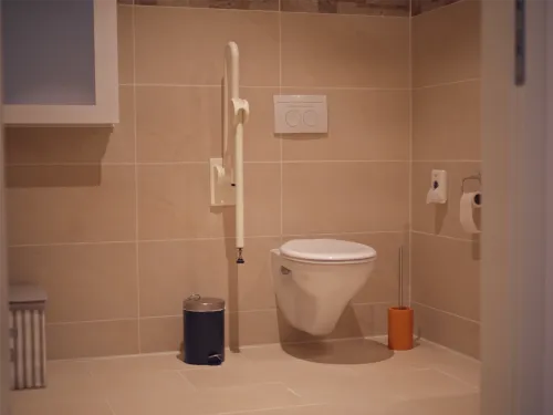 Sanitaire accessible aux personnes à mobilité réduite